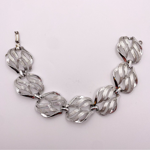 Vintage 1960’s Coro Signed Silver Tone Leaf Cutout Wide Link Bracelet - Picture 1 of 12